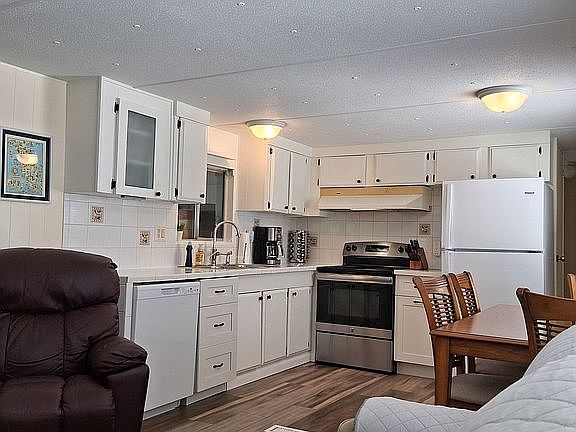 Kitchen w/ newer appliances