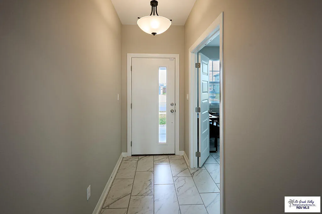 3 bed, 2.0 bath, 1704 sqft, $2,250 — Photo 3