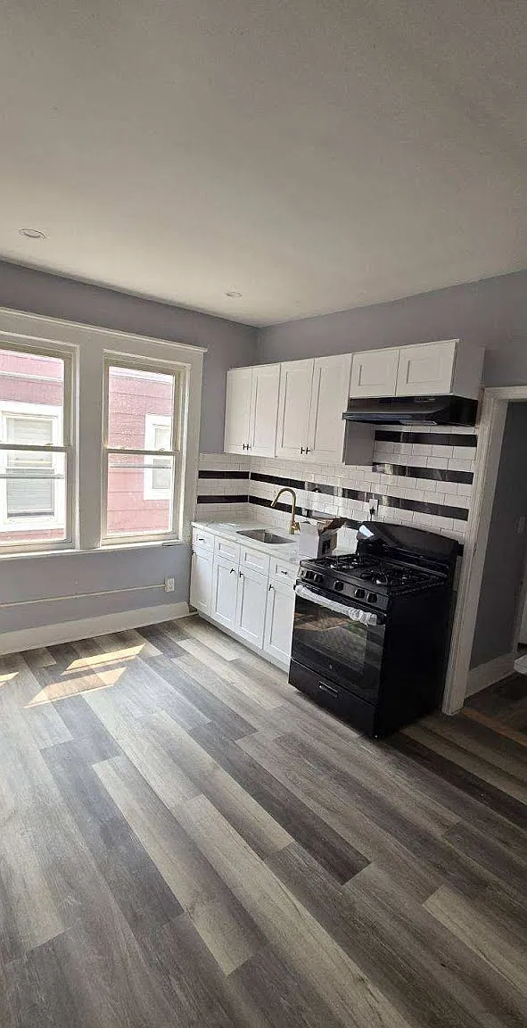 3 bed, 1.5 bath, 1200 sqft, $2,300 — Photo 2