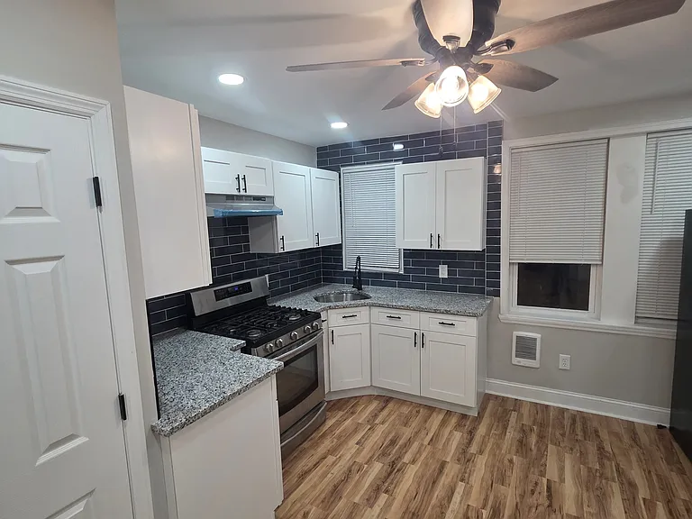2055 Carver St — Photo 6