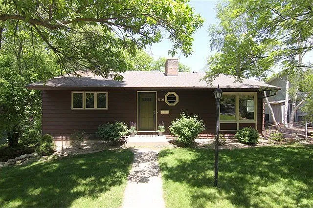 810 Bowman Ave photo 1