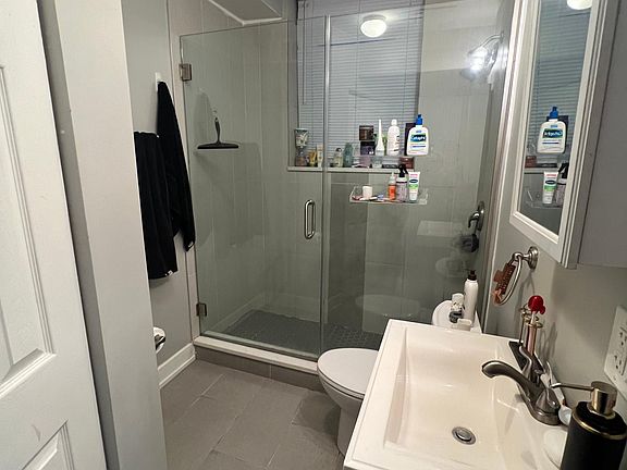 5th image of 822 W Cuyler Ave APT 201