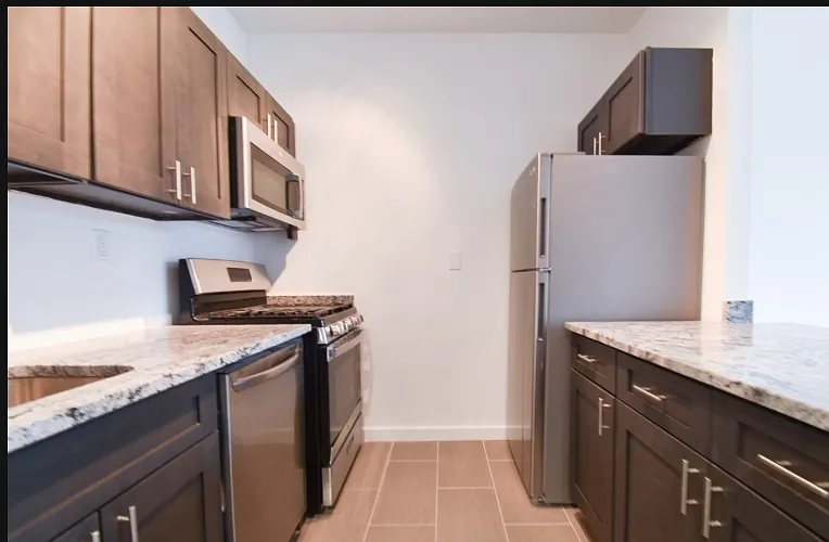 100 Evergreen Pl #2E — Photo 4