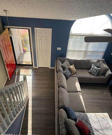 3rd image of 10923 Hollyview Ct
