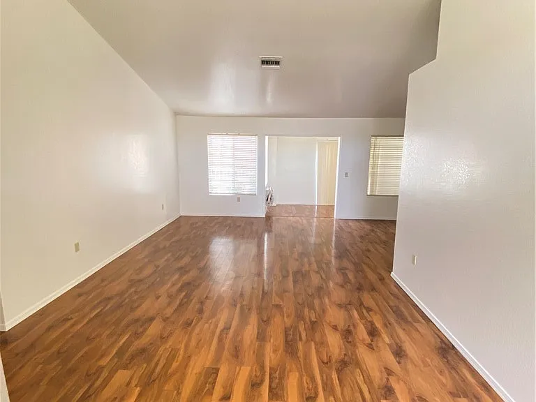 9012 Starmount Dr — Photo 2