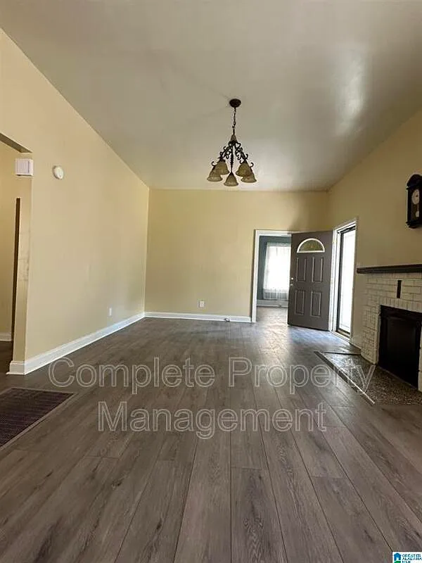 3 bed, 1.5 bath, 1308 sqft, $1,300 — Photo 2