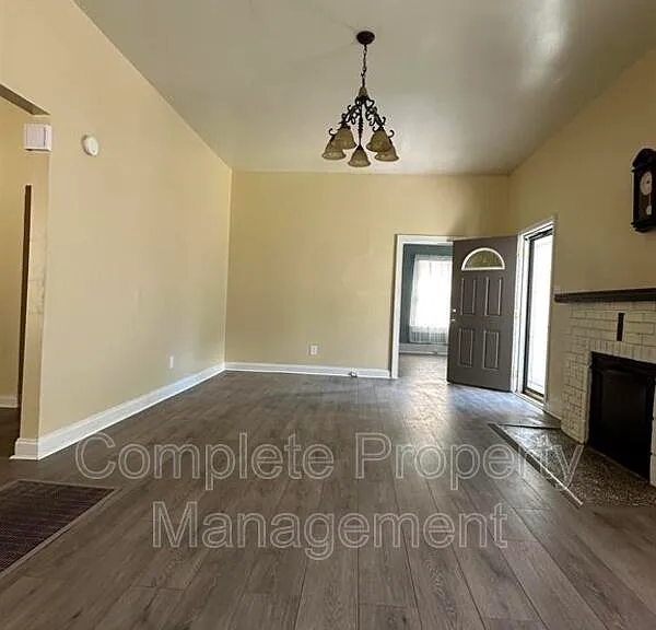 2133 47th St — Photo 2