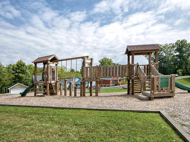 144 Estelle Park Dr — Photo 10