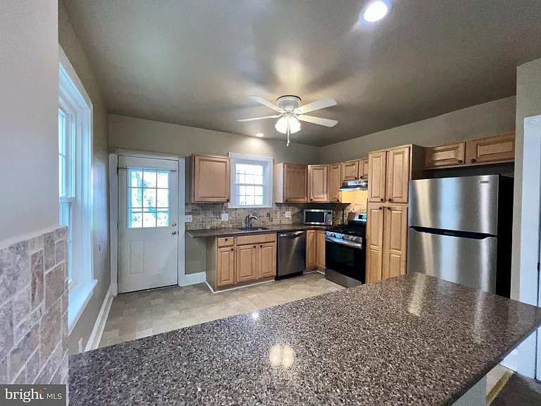 40 Lincoln Ave — Photo 4