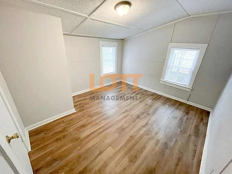 310 Frank St — Photo 11