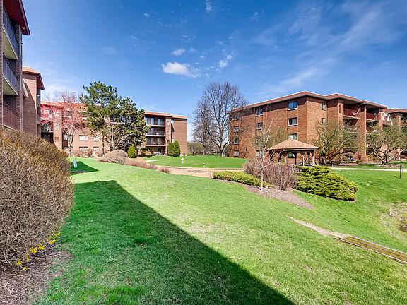 3rd image of 101 Old Oak Dr APT 305