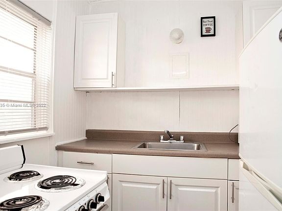 4th image of 4109 N Ocean Dr #10