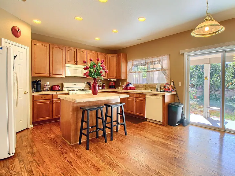 20428 E Saratoga Pl — Photo 3