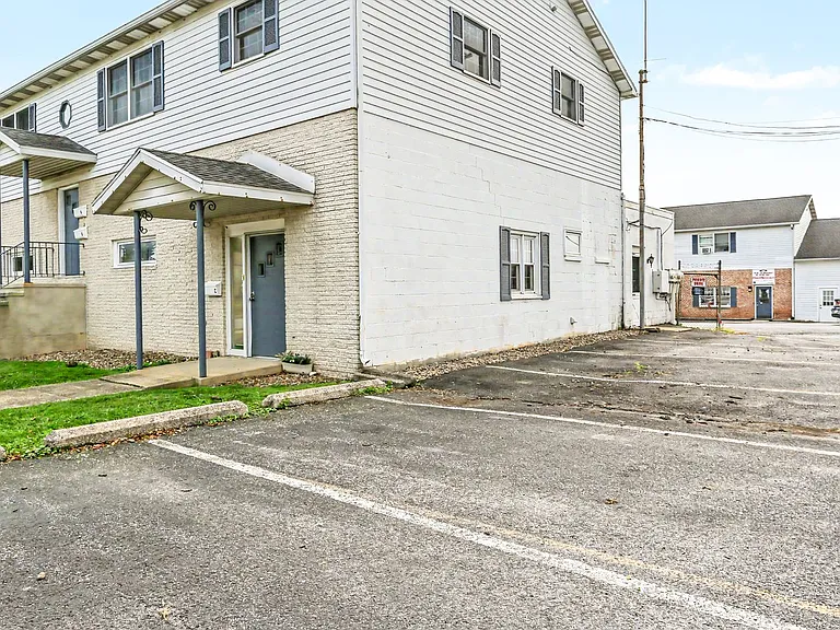 98 Herman Ave — Photo 3