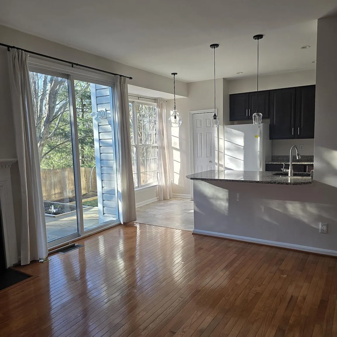 3 bed, 2.5 bath, 1888 sqft, $3,100 — Photo 2