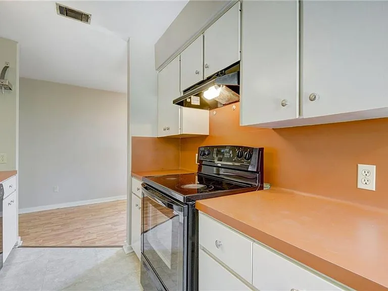 1305 Lorrain St #E — Photo 11