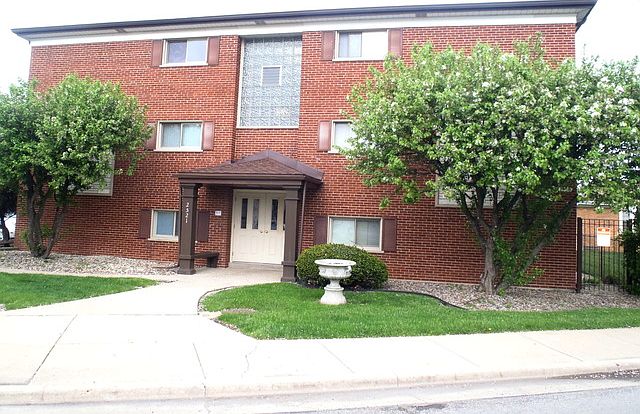 1st image of 2521 N Thatcher Ave #3G