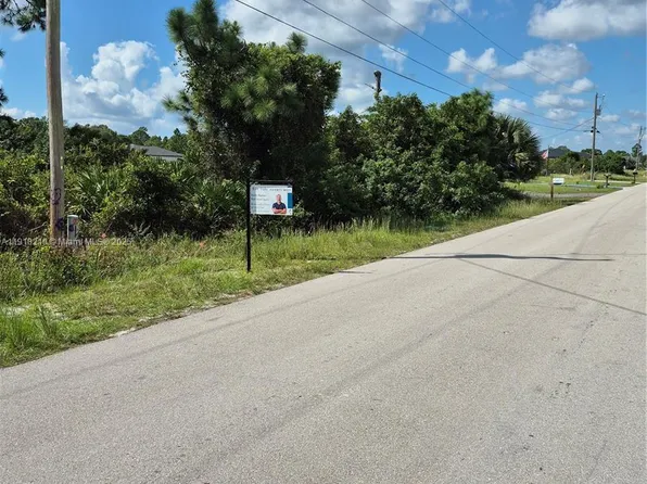 842 Foxtail St E, Lehigh Acres, FL 33974