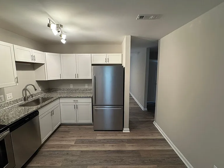 320 Hamilton Dr NE — Photo 3