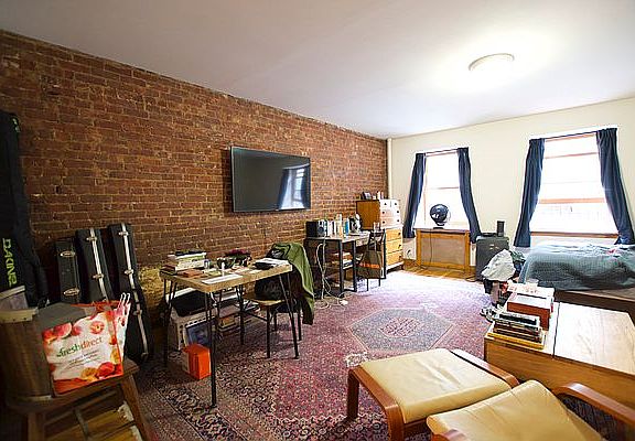 2nd image of 34 W 73rd St