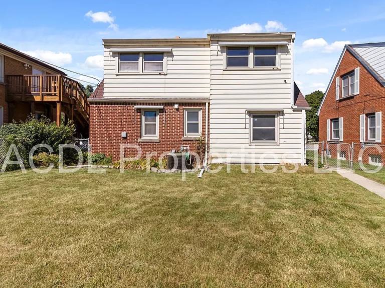8215 W Burleigh St — Photo 24