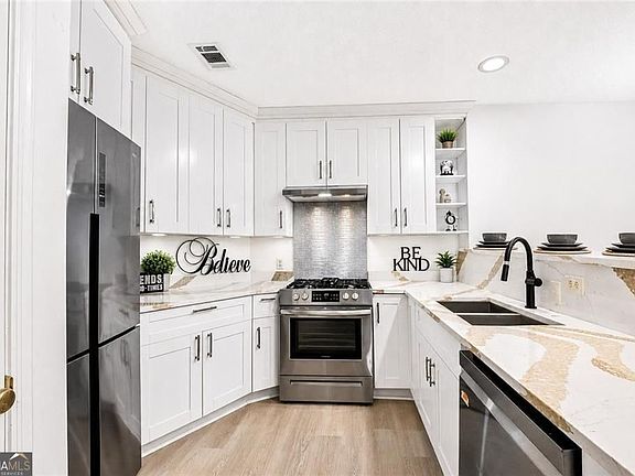 3rd image of 483 Sherman Way
