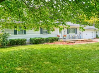 929 N Cedar Rd, Fowlerville, MI 48836