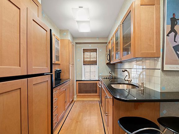 5th image of 1065 Park Ave APT 11A