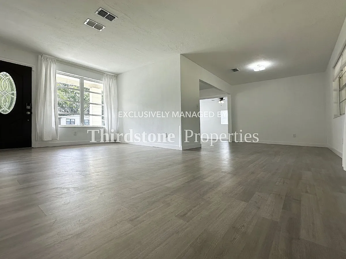 Building Photo - 8105 Santillo Dr