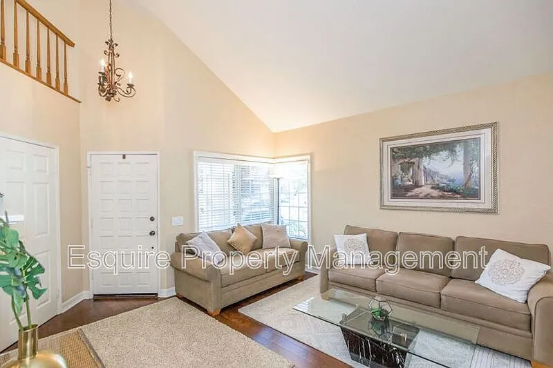 3 bed, 2.5 bath, 1493 sqft, $4,100 — Photo 4