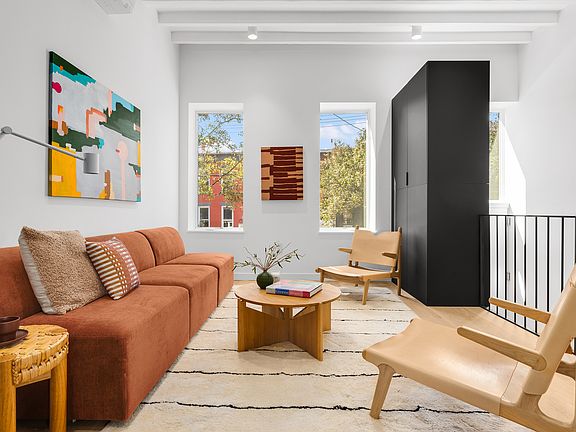 4th image of 94 Pioneer St #1