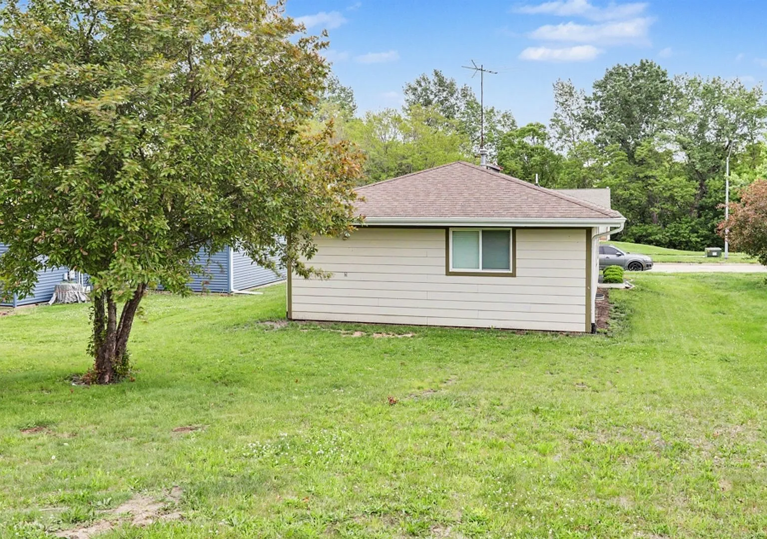 Rent: Cute 3 Bedroom Home — Photo 2