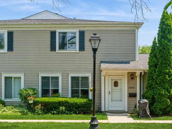 1232 Cove Dr, Prospect Heights, IL 60070