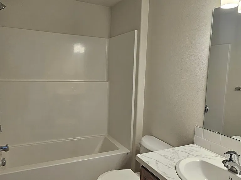 511 SE Polaris St — Photo 4
