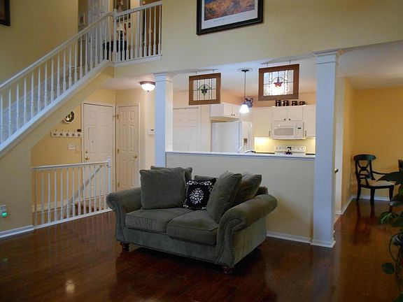 4th image of 372 Sycamore Woods Ln