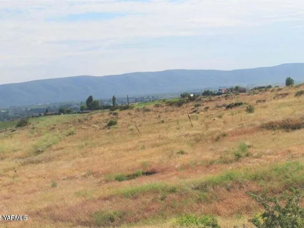 906 Camelot Way, Yakima, WA 98908
