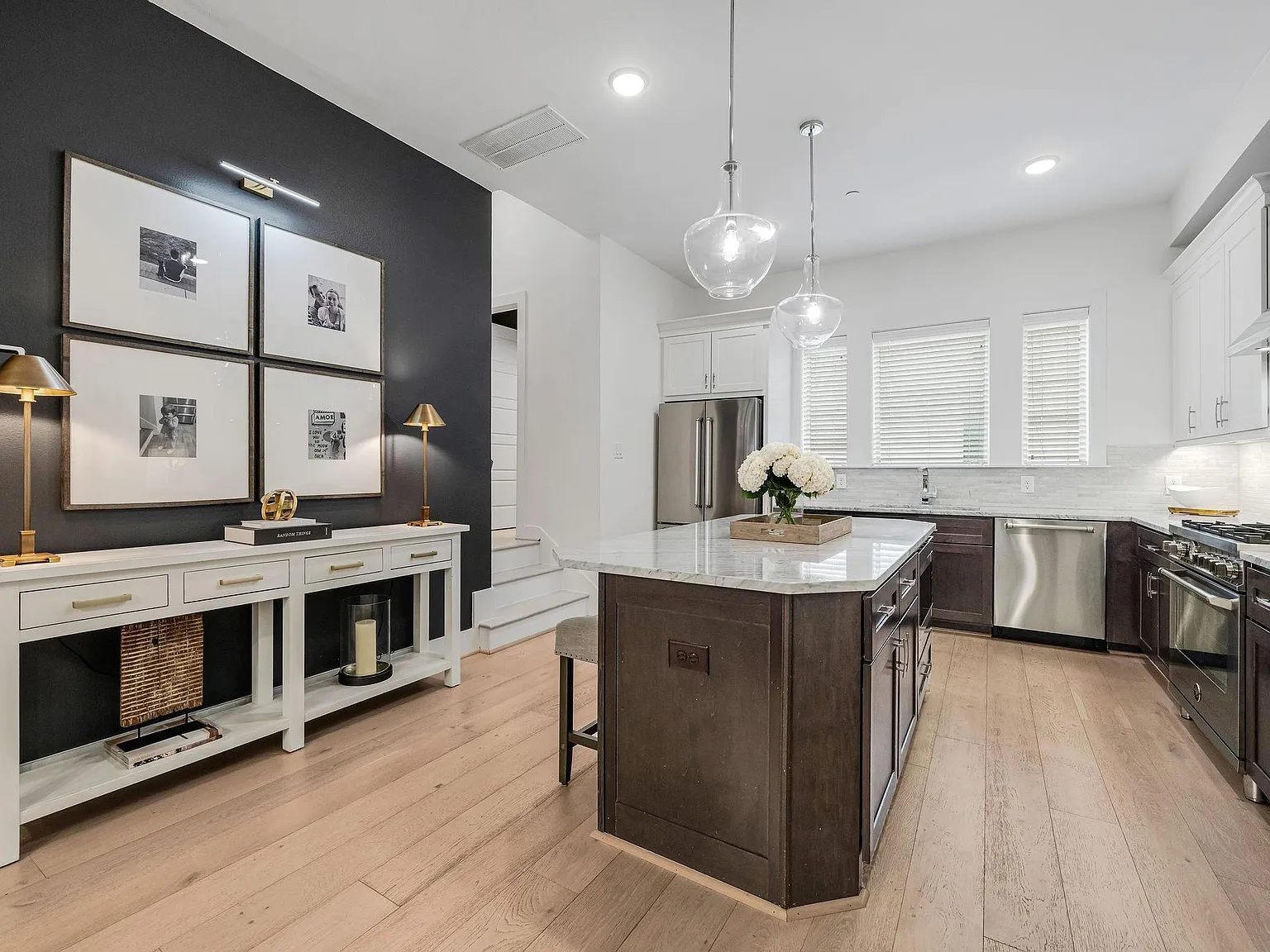 3 bed, 5.0 bath, 2675 sqft, $3,200 — Photo 2