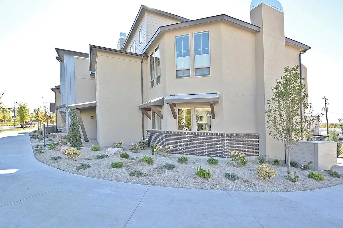 One of a Kind-3 Bedroom and 3 Bathroom Luxury Townhouse in Harris Ranch. — Photo 1