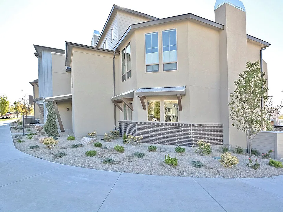 3741 E Parkcenter Blvd