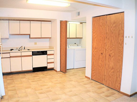 4th image of 402-424 Peterson St #408