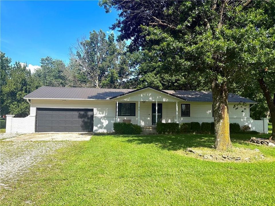 1st image of 818 S 190th St