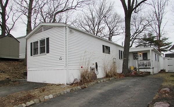 1st image of 20 Lilac Ln