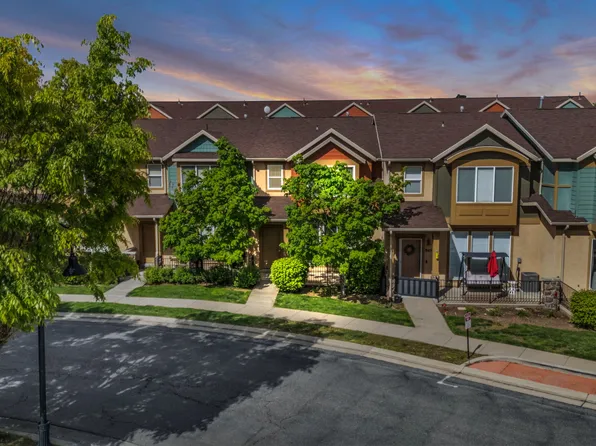 943 N Farmington Xing, Farmington, UT 84025