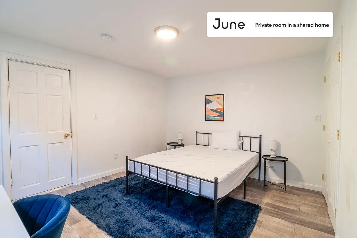Queen bedroom in 5 bed/2 bath home in South Boston #1752 D — Photo 2