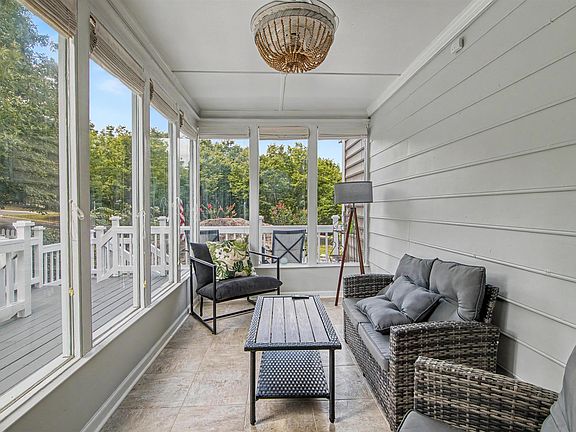 4th image of 204 River Bluff Blvd