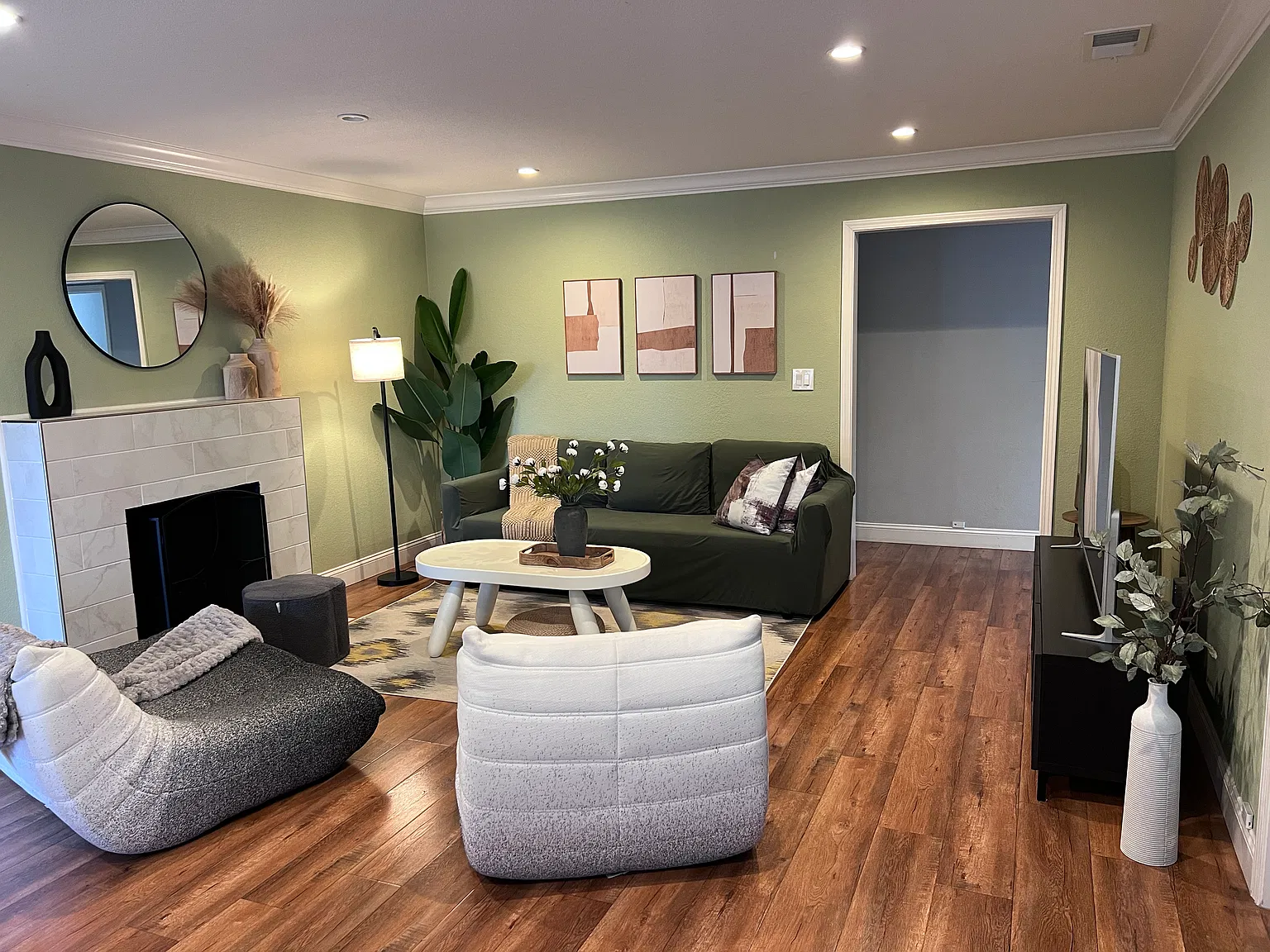 4 bed, 1320 sqft, $5,250 — Photo 1