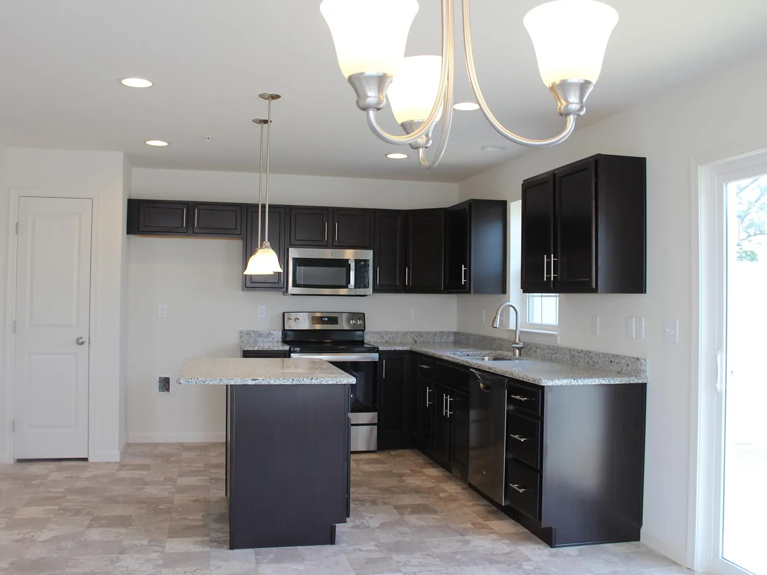 3 bed, 2.5 bath, 2200 sqft, $2,270 — Photo 4
