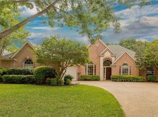 1621 Oak Creek Dr, Hurst, TX 76054