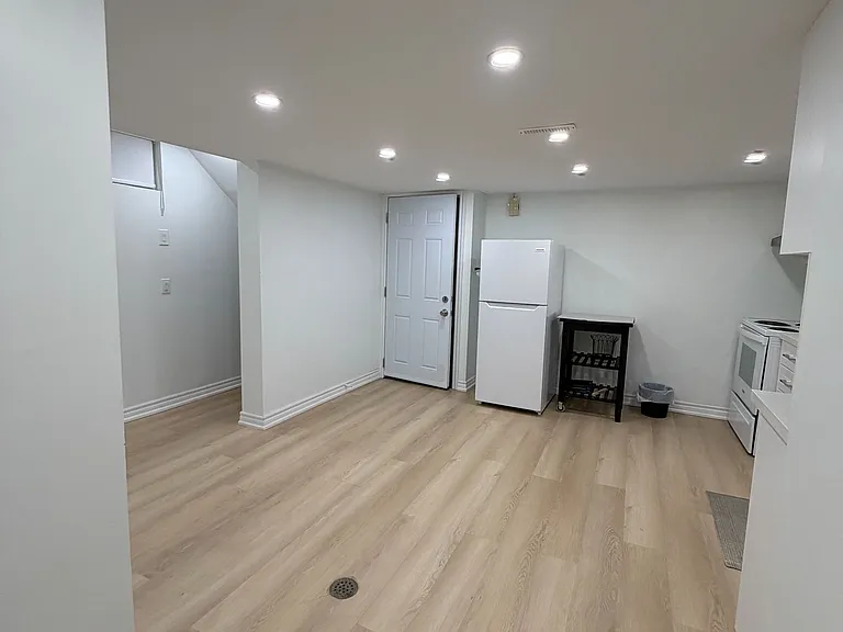 21A Lambton Ave #BASEMENT — Photo 3