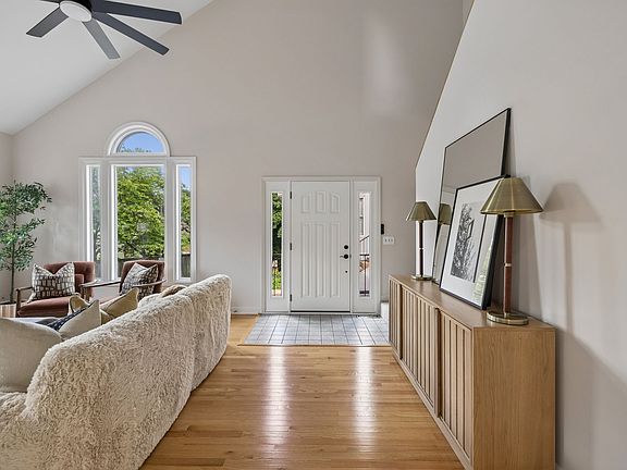 3rd image of 101 Bonnie Briar Ln